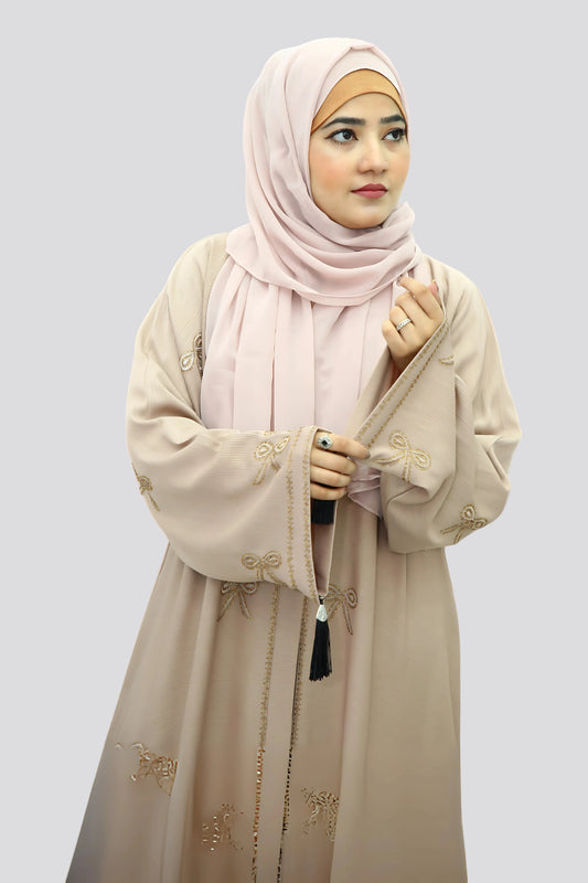 Chic modest outfit featuring a flowy abaya and soft fabric hijab for everyday wear.